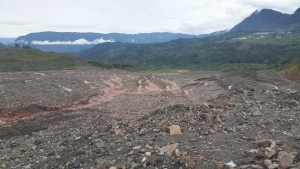 Dirt road before a mountain range